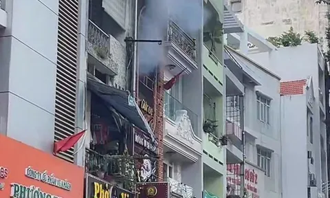 Đêm trắng ngóng tin người thân sau vụ lật xe chở đoàn từ thiện ở Lào Cai