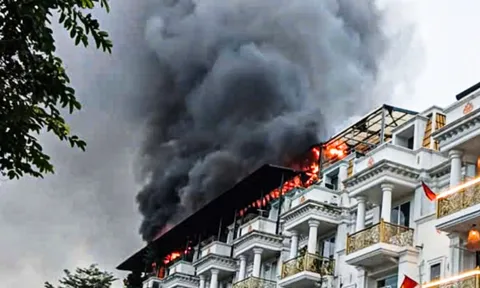 Lửa đỏ rực bao trùm dãy biệt thự liền kề ở Hà Nội
