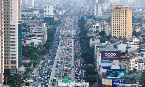 Người dân hối hả rời Hà Nội, cửa ngõ ùn tắc chiều cuối năm