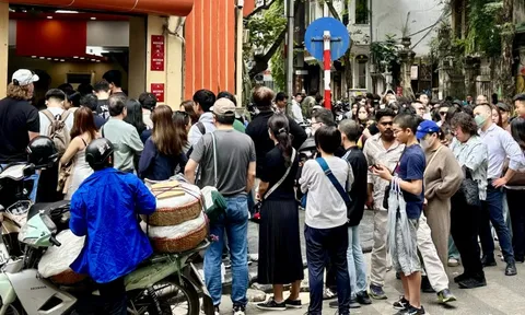 Đúng 1/1/2026, nhiều nơi tại trung tâm Hà Nội đông nghịt người xếp hàng, chuyện gì đây?