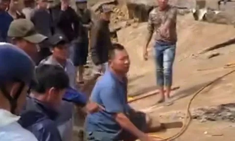 NÓNG: Sập bờ kè sông Ba, 4 người tử vong