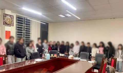 Giải cứu 21 thiếu nữ khi triệt phá đường dây tuyển nhân viên "bấm bài, rót bia" tại quán karaoke