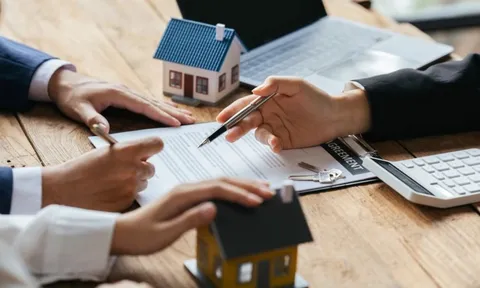 Lãi suất tăng, người mua nhà nên xuống tiền luôn hay chờ đợi?