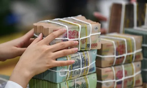 Ngân hàng tăng lãi suất tiết kiệm vượt 7%/năm