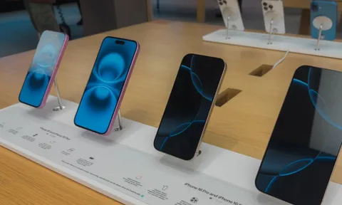 Điện thoại âm thầm đắt lên, người dùng ngày càng 'đau ví'