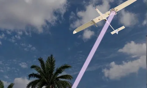 Drone sắp 'bay mãi không cần hạ cánh' nhờ sạc pin bằng tia laser