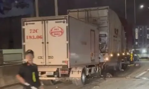 Clip va chạm tóe lửa trên cao tốc TPHCM - Long Thành, 1 tài xế tử vong