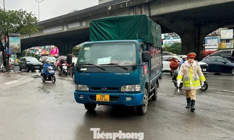 Cửa ngõ Hà Nội đông nghẹt, CSGT chặn xe tải vào nội đô giờ cấm