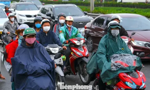 Cửa ngõ TPHCM chật kín người về quê đón Tết trong mưa trái mùa