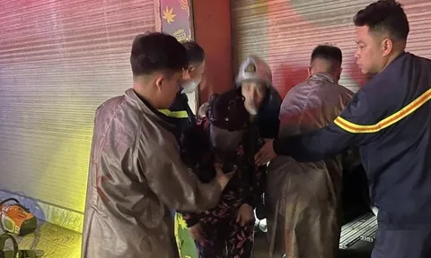 Giải cứu 3 người mắc kẹt trong vụ cháy ở Hà Nội rạng sáng 29 Tết