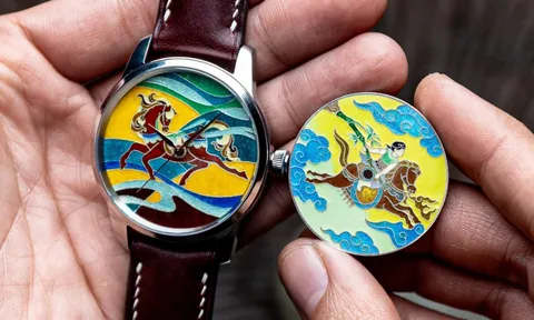 Thợ thủ công làm đồng hồ với tranh pháp lam hình ngựa đón Tết Bính Ngọ