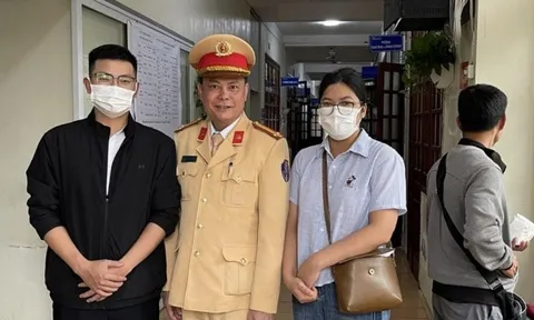 Mùng 1 Tết, bé 2 tháng tuổi tím tái giữa đường đi điều trị, CSGT lập tức dùng xe đặc chủng đưa đi cấp cứu kịp thời