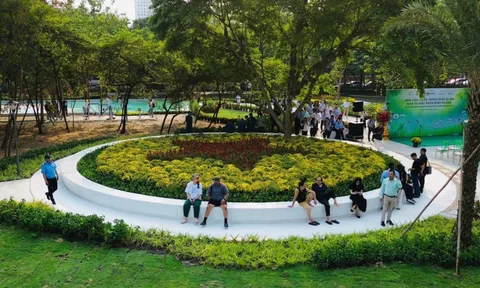 Cách TP.HCM 'đánh thức' những khu đất vàng bị 'quây tôn' giữa lòng đô thị