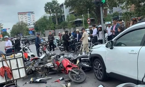 Tài xế ô tô 62 tuổi nghi đạp nhầm chân gây tai nạn cho 12 xe máy đang chờ đèn đỏ ở Hải Phòng