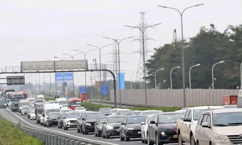 Người dân ùn ùn trở lại Thủ đô trong ngày cuối dịp nghỉ Tết Bính Ngọ