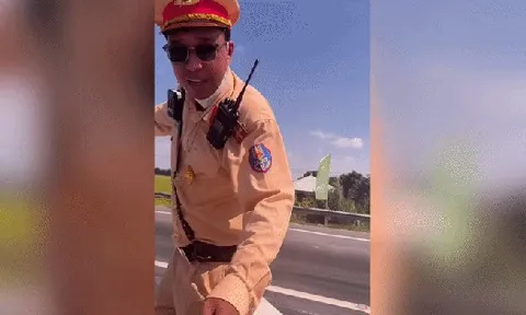Anh cảnh sát giao thông hướng dẫn người đi đường cực dễ thương thu hút hàng triệu view