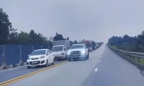 Tài xế xe bán tải lấn làn ngược chiều trên cao tốc bị phạt 5 triệu đồng