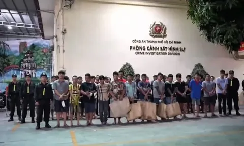 Hàng trăm cảnh sát triệt xoá liên tiếp 2 tụ điểm đỏ đen ở TP.HCM, tạm giữ gần nửa tỷ đồng tiền mặt