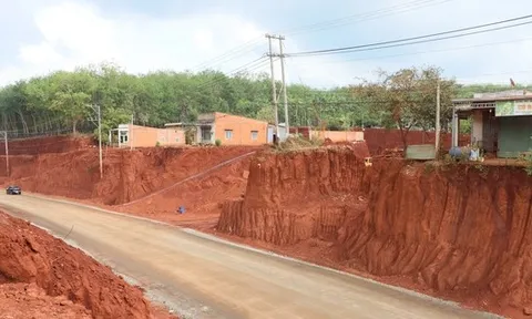 Cận cảnh nhiều nhà dân ở Đồng Nai nằm cheo leo bên mép vực do hạ cốt nền thi công đường