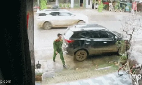 Clip 23 giây trước cửa nhà của chiến sĩ Công an và 2 con nhỏ gây chú ý đặc biệt