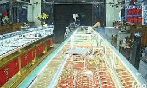 Người đàn ông có hành động bất thường tại tiệm vàng: Bí mật tập giấy A4 để lại trên tủ kính