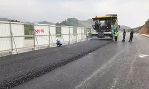 Sắp thảm nhựa tạo nhám, chống trơn trượt cao tốc Nội Bài - Lào Cai