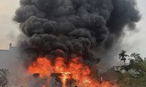 Cháy lớn ở TPHCM, lửa đỏ rực một vùng