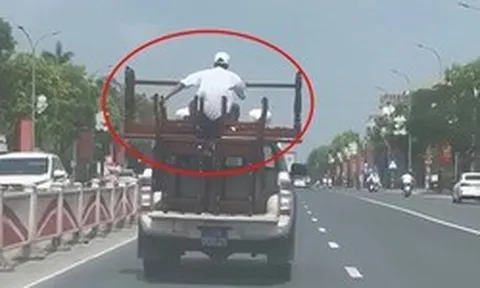 Ô tô biển xanh chở người ngồi "vắt vẻo" sau thùng xe giữ bàn ghế bị người dân phản ánh: Hé lộ cái kết