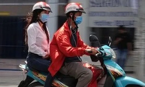 Người vừa lái xe máy vừa đeo tai nghe sẽ chịu mức phạt nào? Bộ Công an giải đáp