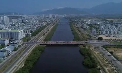 Nên chặt hay giữ hàng cây xanh dọc hai bờ sông Quán Trường ở Nha Trang?