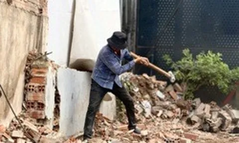 Người dân TP.HCM dỡ nhà, giao mặt bằng làm dự án Quốc lộ 13 mở rộng