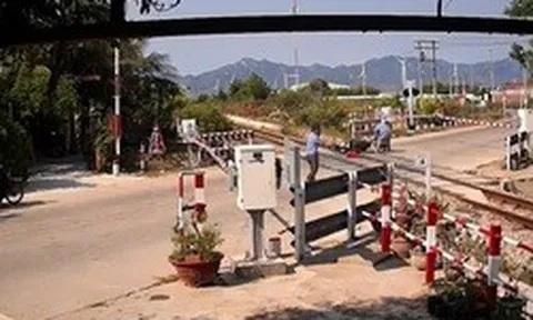 CLIP: Người phụ nữ vượt rào chắn đường sắt, ngã sát đường ray khi tàu sắp tới