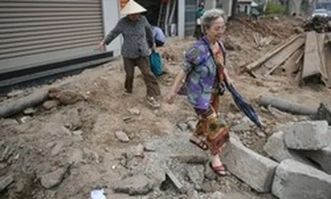 Người Hà Nội dò dẫm tìm lối đi qua công trường mở rộng đường gần 400 tỷ