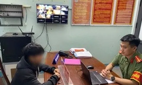 Thấy cháu trai liên tục chuyển 2.500.000 đồng cho người tên "Quân", bà nội lập tức đưa nam sinh SN 2009 đến công an