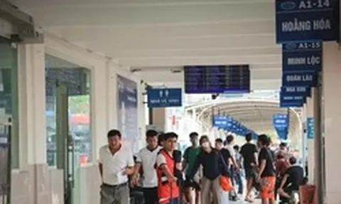 Hối hả rời Thủ đô, bến xe Hà Nội 'tăng nhiệt' trước kỳ nghỉ Giỗ Tổ