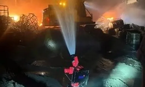 Hà Nội: Cảnh sát huy động 2 robot chữa cháy bãi chứa dầu thải ở Đông Anh