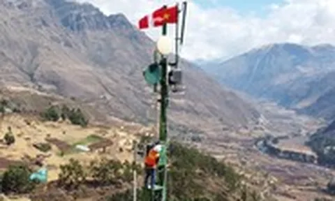 Lớp học trên đỉnh núi cao nhất thế giới: Viettel thu hẹp khoảng cách số bằng Internet