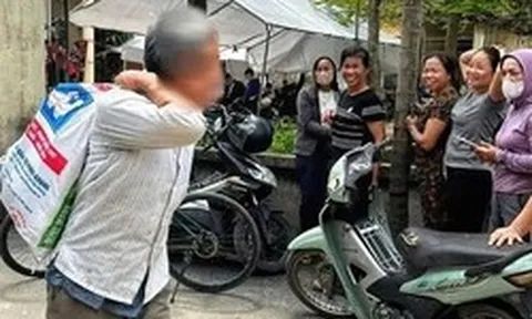 Người dân mang bao tải đựng tiền đền bù đất dự án Olympic