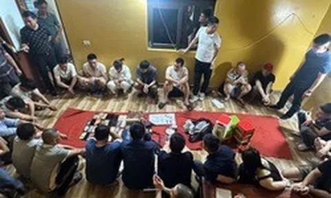 Ập vào nhà Trần Thị Loan SN 1975, công an bắt 25 người