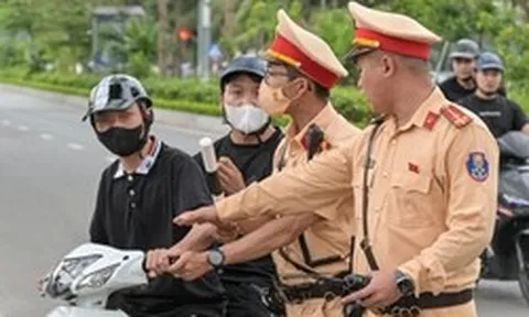 Hà Nội: Nhiều thanh niên rồ ga, quay xe chạy khi thấy CSGT nhưng không thoát