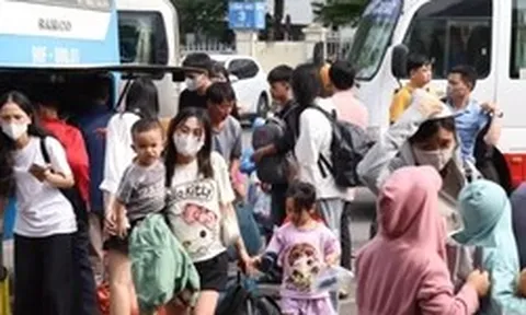 Kết thúc nghỉ lễ, bến xe Hà Nội chật kín hành khách trở lại Thủ đô