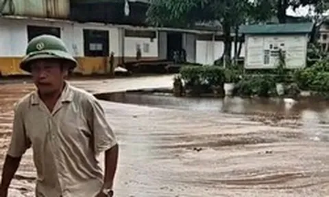 Sét đánh trúng nhà máy đường, gần 2.000 tấn mật mía tràn ra ngoài
