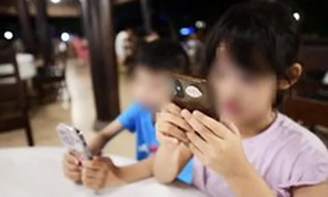 Trẻ em 'ngập' trong mạng xã hội: Cha mẹ buông tay hay bất lực?