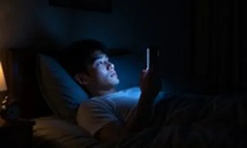 Vì sao càng dùng điện thoại, bạn càng khó ngủ?