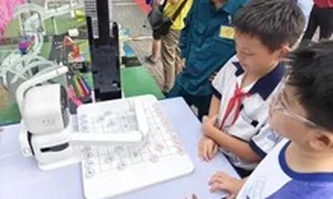Trẻ em thích thú thi đấu cờ vua với máy, điều khiển robot chó, drone…