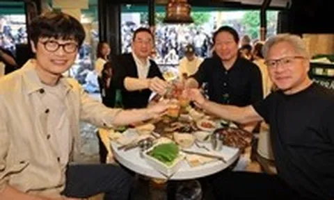 CEO Nvidia gây sốt: Ăn nhậu ở phố đi bộ cùng các trùm công nghệ Hàn Quốc
