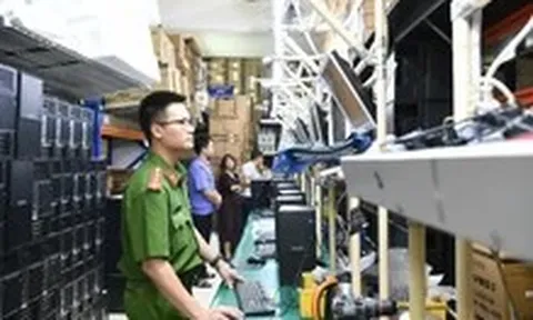 Hình ảnh công an khám xét khẩn cấp các công ty có dấu hiệu dùng Windows và Microsoft Office lậu