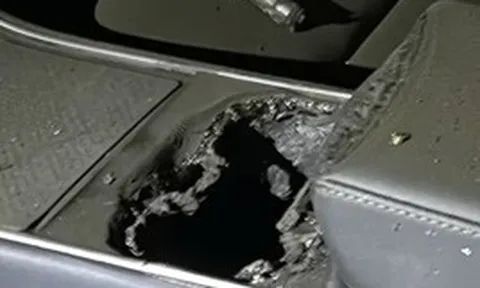Chỉ vì một cục sạc dự phòng, chiếc Tesla sau 5 năm sử dụng bỗng hóa đống sắt vụn trong vụ cháy gây sốc