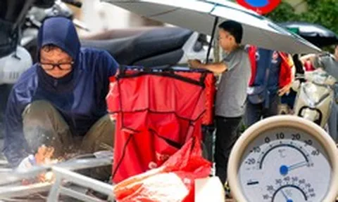 Hà Nội như "chảo lửa" giữa trưa 23/6: Chờ đèn đỏ vài chục giây đã mồ hôi nhễ nhại, che kín mít vẫn cảm thấy bỏng rát