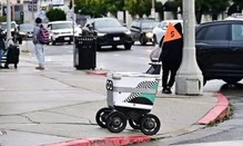 Robot giao hàng, con người làm gì?